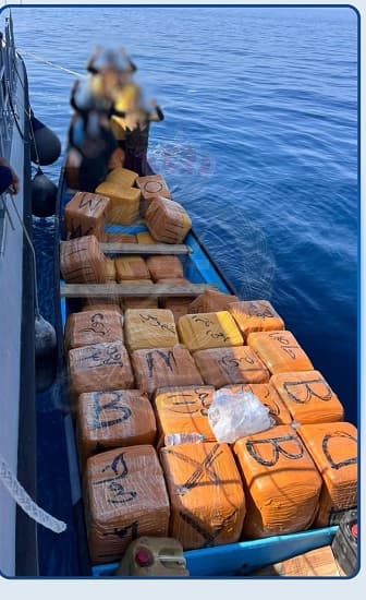 خفر السواحل يحبط محاولة تهريب مخدرات قبالة مرباط ويقبض على خمسة يمنيين