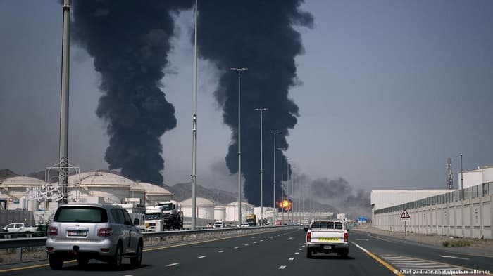 طائرة مسيرة مُسقطة تتسبب في اندلاع حريق بمنشأة نفطية إماراتية