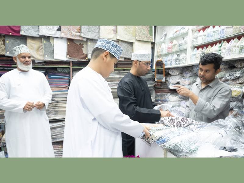 زحام العيد ينعش الأسواق مع توافد المتسوقين في جميع أنحاء عُمان