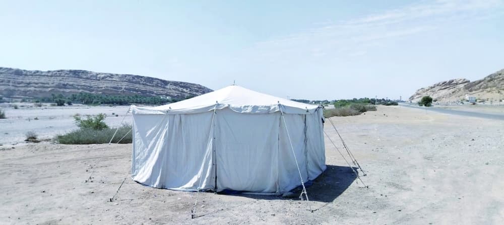 أهالي عبري ينصبون الخيام للصائمين وعابري السبيل