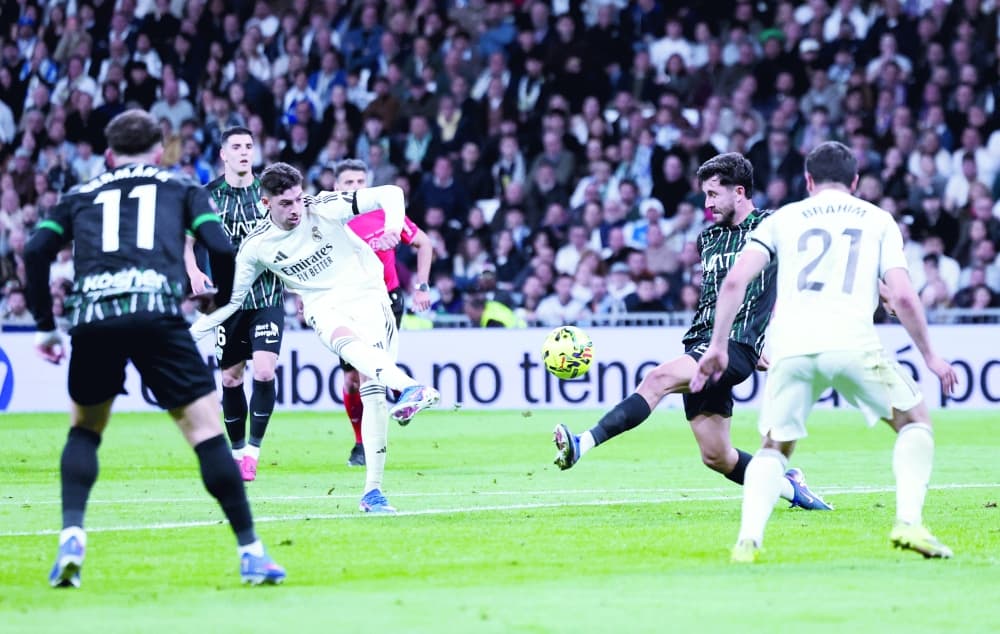 Real Madrid continues to pressure Barcelona with a 4-0 win over Elche