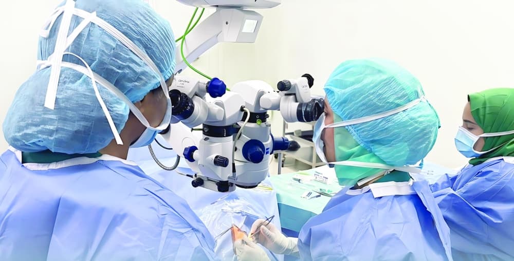 مستشفى جامعة السلطان قابوس يقدم تقنية جراحية متطورة لزراعة دعامة مجهرية للعين