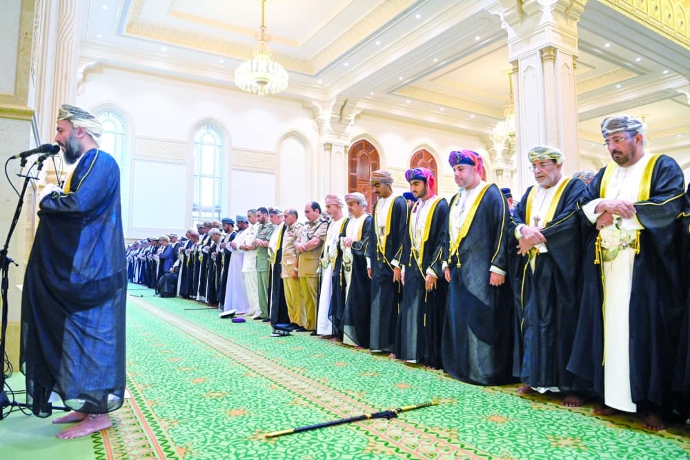 العيد يُحيى بالصلوات وتبادل التهاني