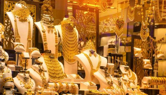 Gold slips as rate cut optimism wanes amid soaring energy prices